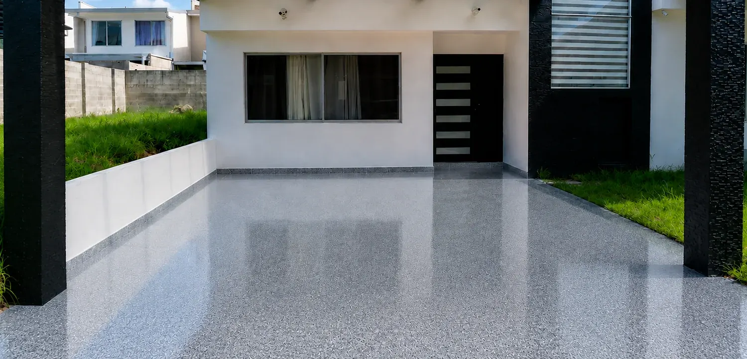 La misma cochera con piso epóxico flake gris continuo