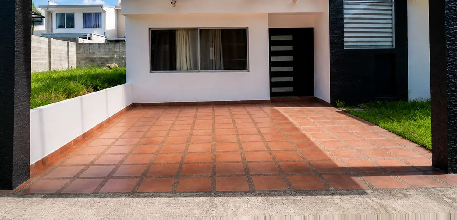 Cochera residencial con piso de cerámica y fragua antes de la instalación