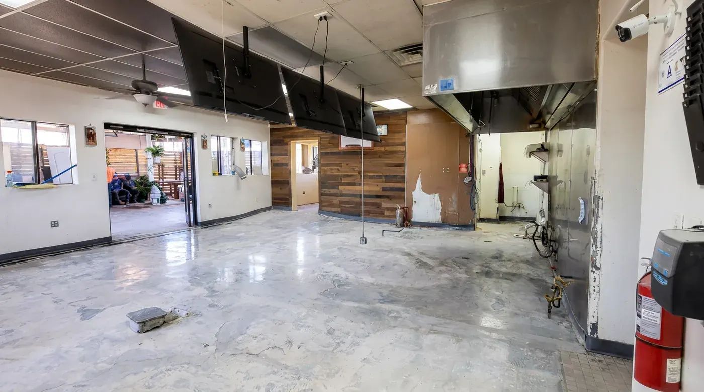 Local comercial con piso gastado antes de la instalación