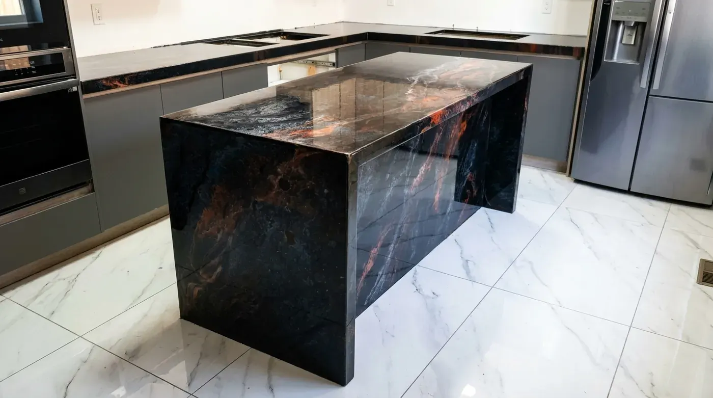 Isla de cocina recubierta con epóxico metálico oscuro