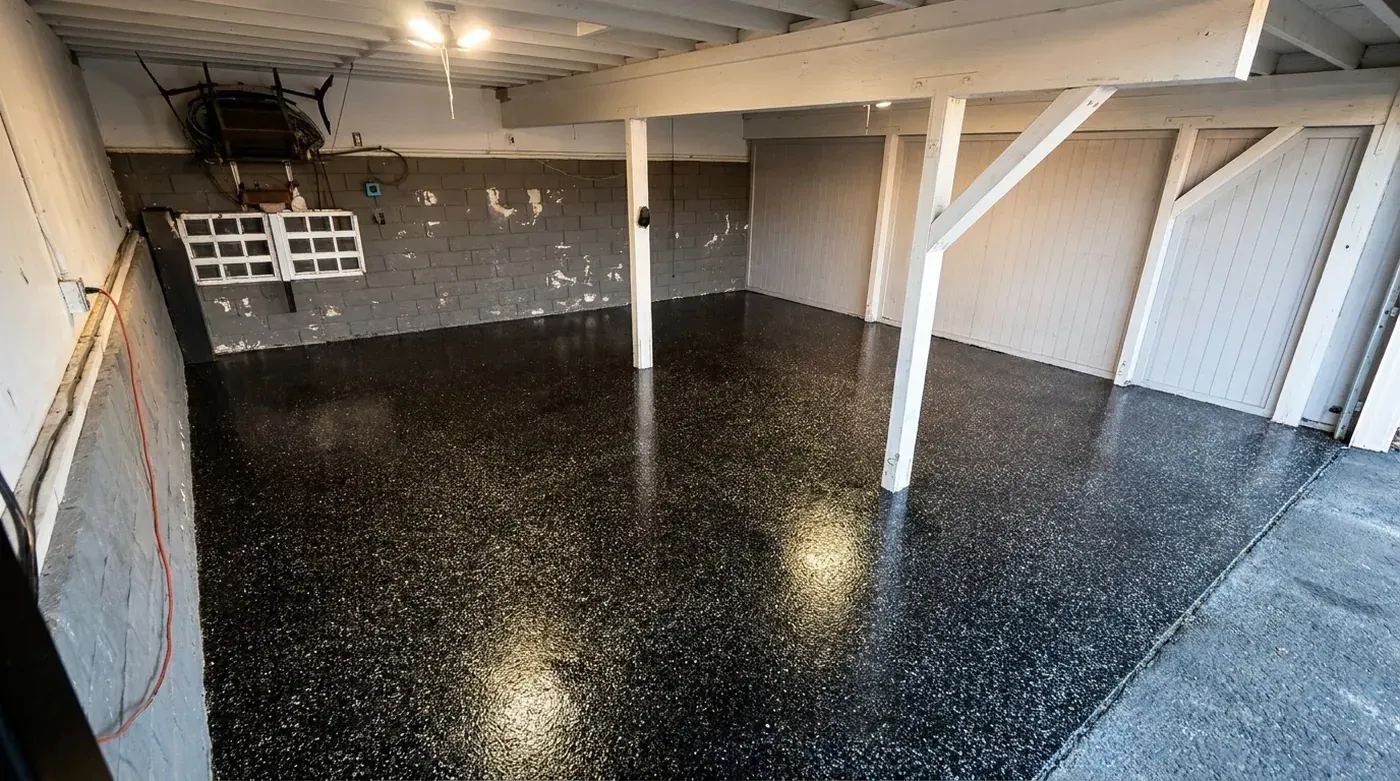 Piso flake oscuro brillante en un espacio techado con columnas blancas