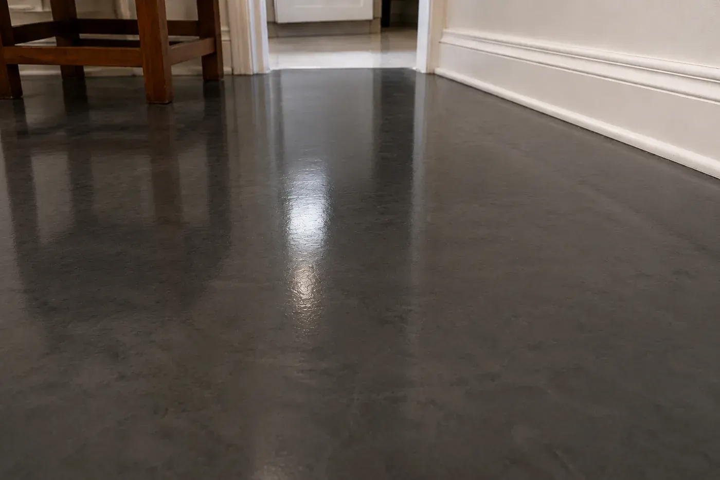El mismo interior con superficie epóxica continua gris oscuro de alto brillo