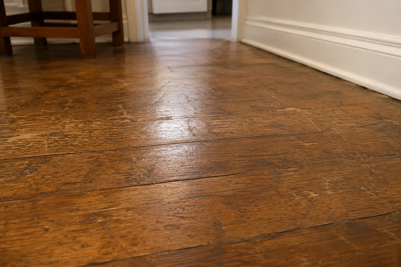 Piso interior de madera desgastada antes de la instalación