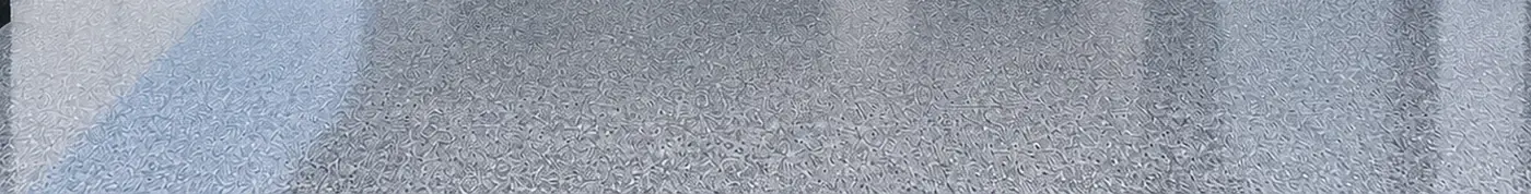 Textura antideslizante de un piso epóxico Flake